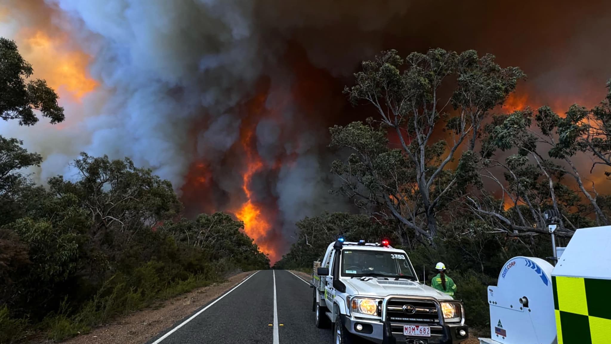Cette image non datée reçue le 26 décembre 2024 du Centre de contrôle de l'État des services d'urgence de Victoria montre un feu de brousse dans le parc national des Grampians dans l'État de Victoria en Australie.