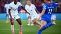 L'attaquante française Melvine Malard (g) défie la défenseuse islandaise Hallbera Gudny Gisladottir (d,) pendant l'Euro féminin 2022 au New York Stadium à Rotherham, le 18 juillet 2022.