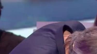 Jean-Michel Maire, chroniqueur de l'émission de Cyril Hanouna, sur C8, embrassant Soraya.