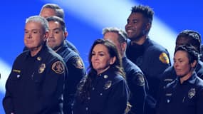 Des représentants de la brigade des pompiers du comté de Los Angeles, le 2 février 2025 sur la scène des Grammy Awards