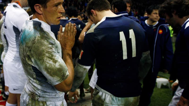 Jonny Wilkinson applaudit les Bleus lors de la victoire de l'Angleterre (17-9) au dernier Tournoi. Rebelote samedi ?