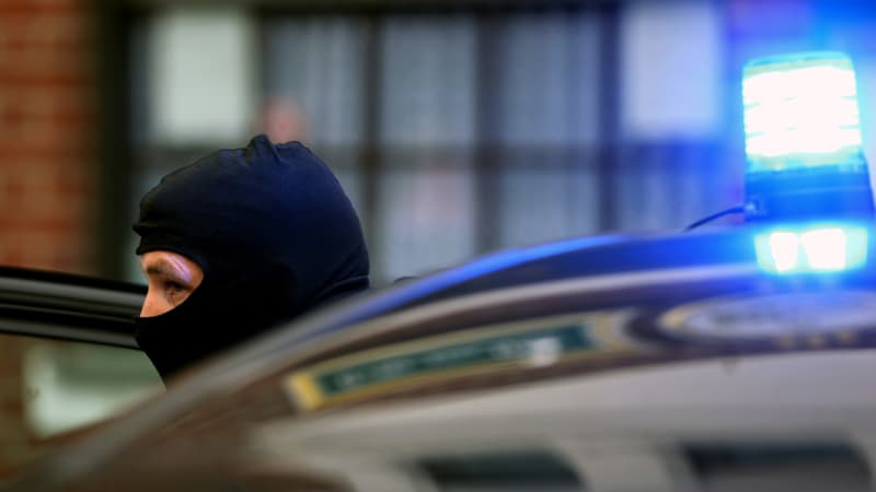 Un policier à Alsdorf, en Allemagne où cinq personnes ont été arrêtées, le 17 novembre 2015