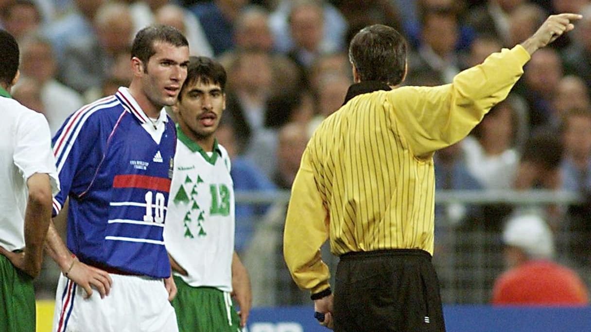 Zinédine Zidane exclu avec l'équipe de France contre l'Arabie saoudite à la Coupe du monde, à Saint-Denis le 18 juin 1998