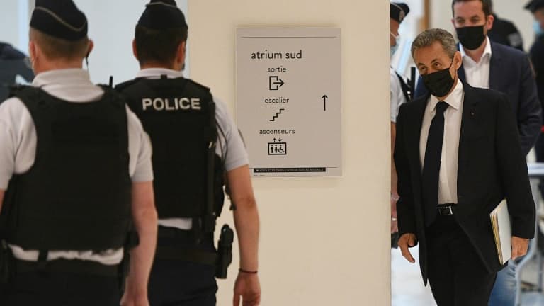 L'ancien président Nicolas Sarkozy (c) arrive pour une audience dans l'affaire 
Bygmalion au tribunal de Paris, le 15 juin 2021