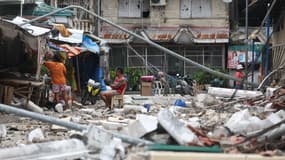 Les habitants restent dans les rues près des décombres, après un séisme de magnitude 6,9 qui a secoué certaines parties de l'île, à Bogo City, Cebu, Philippines, le 1er octobre 2025. 