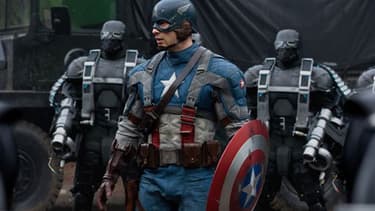 Captain America (et son bouclier) dans ses oeuvres au cinéma dans "Captain America:First Avenger".