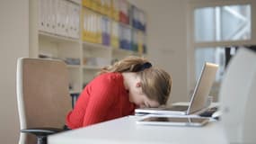 Une salariée stressée, démotivée ou malheureuse dans son travail (photo d'illustration).