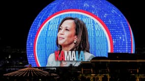 Une publicité pour la candidate Kamala Harris et son colistier, le gouverneur du Minnesota Tim Walz sur l'Exosphere de Las Vegas, dans le Nevada. 