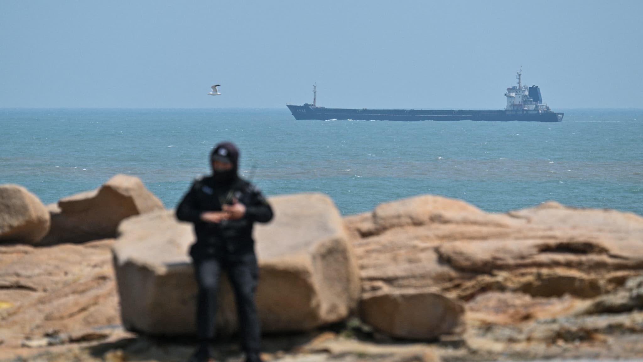 Un cargo passant au large de l'île de Pingtan, le point le plus proche entre la Chine et Taïwan, ce mercredi 2 avril 2025. 