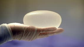 Les implants mammaires texturés, qui représentent 85% du marché français (les implants lisses représentant 15%), suscitent actuellement des interrogations.