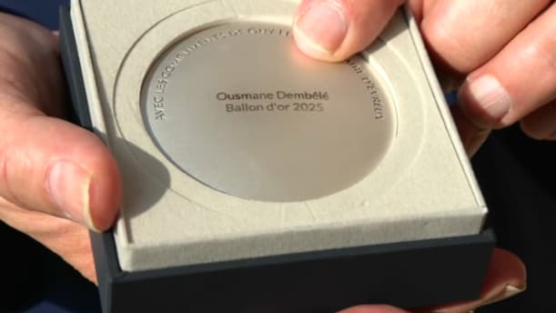 La médaille de la ville d'Evreux remise à Ousmane Dembélé, le 12 octobre 2025.