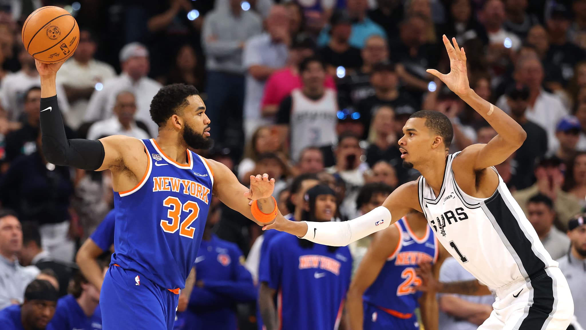 https://images.bfmtv.com/92Dkn7WuZzeHr0HdrKbjr_AShTc=/0x146:2048x1298/images/Karl-Anthony-Towns-avec-les-New-York-Knicks-contre-Victor-Wembanyama-des-San-Antonio-Spurs-lors-des-finales-NBA-en-juin-2026-2300094.jpg