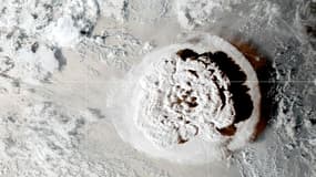 Image satellite de l'éruption du volcan Hunga-Tonga-Hunga-Haa'pai aux Tonga , le 15 janvier 2022
