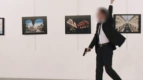 L'homme ayant tiré sur l'ambassadeur russe, photographié après son acte, le 19 décembre, à Ankara. 