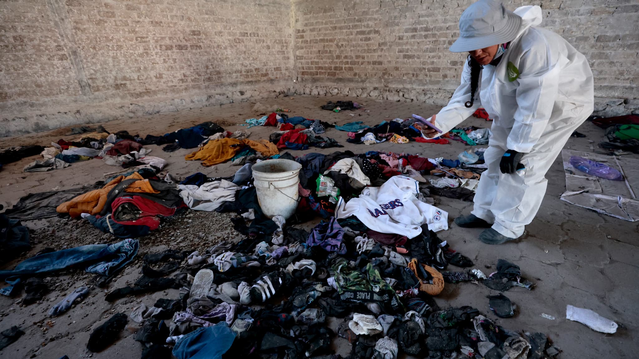 Une femme enregistre des vêtements et des chaussures trouvés au ranch Izaguirre à Teuchitlan, dans l'État de Jalisco, au Mexique, le 5 mars 2025.