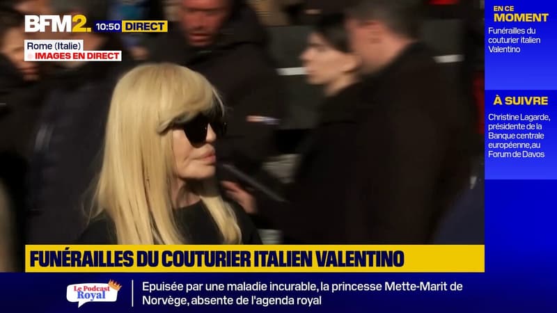 Donatella Versace arrive aux funérailles du couturier Valentino