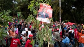 Les partisans d'Uhuru Kenyatta à Nairobi. Le vice-Premier ministre sortant, inculpé de crimes de guerre par la Cour pénale internationale (CPI) pour son rôle présumé dans les violences post-électorales de 2007, a été officiellement proclamé samedi vainque