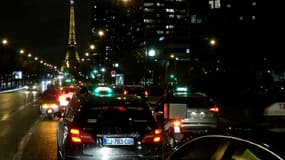 Un cortège de taxis en grève, tard mercredi soir à Paris.