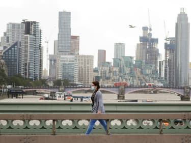 Une femme porte un masque de protection, le 21 août 2020 à Londres