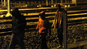 Des migrants marchent le long de rails à Calais, avant de tenter de traverser la Manche pour atteindre la Grande-Bretagne
