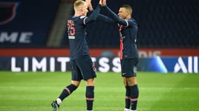 Kylian Mbappé est félicité par Mitchel Bakker