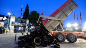 Mardi soir, devant la préfecture e la Sartre, des agriculteurs sont venus manifester leur opposition au traité de libre échange avec le Mercosur.