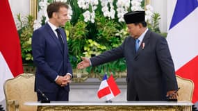 Le président Emmanuel Macron parle avec le président indonésien Prabowo Subianto lors de la signature d'un accord au palais Merdeka à Jakarta, le 28 mai 2025