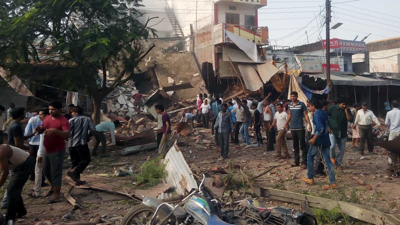 Sur les lieux de l'explosion, dans le centre de l'Inde.
