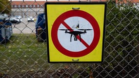Un panneau interdisant le survol de drones à Copenhague, le 29 septembre 2025