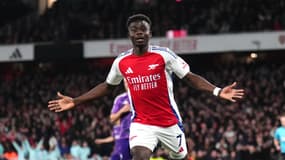 Bukayo Saka célèbre son but avec Arsenal contre Fulham en Premier League, le 1er avril 2025