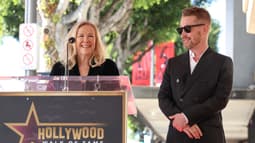 Catherine O'Hara et Macaulay Culkin, le 1er décembre 2023 lors de l'inauguration de l'étoile de l'acteur sur le Hollywood Walk of Fame.