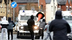 Des jeunes républicains s'en prennent aux forces de police à Belfast (Irlande du Nord) le 8 avril 2021. Photo d'illustration