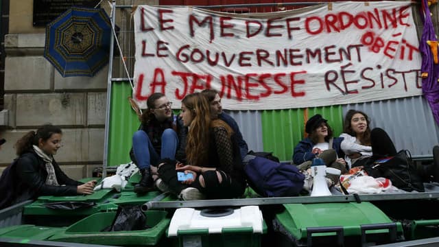 Des élèves du lycées Henri IV, le 12 mai 2016, bloquant leur établissement avec une banderole où on peut lire "le MEDEF ordonne, le gouvernement obéit, la jeunesse résiste".