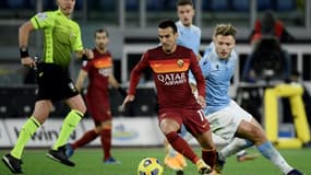 L'attaquant espagnol de la Roma, Pedro Rodriguez, sous la pression de l'attaquant de la Lazio Rome, Ciro Immobile, lors de leur derby en Série A, le 15 janvier avril 2021 au Stade Olympique