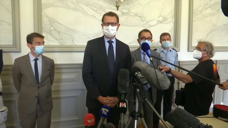 Le secrétaire général de la préfecture du Morbihan, le directeur général de l'ARS de Bretagne et le directeur général du centre hospitalier de Vannes le 3 juin 2021.