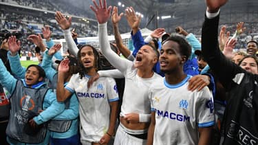 Les joueurs de l'OM célèbrent avec les supporters après la qualification face à Benfica, le 18 avril 2024.