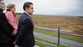Nicolas Sarkozy en déplacement vendredi sur le futur campus de Saclay, au sud de Paris, en compagnie de la ministre de l'Enseignement supérieur et de la Recherche, Valérie Pécresse (au centre) et de Nathalie Kosciusko-Morizet (à gauche), secrétaire d'Etat