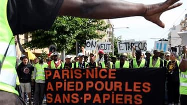 Quatre cent cinquante personnes, selon la police, dont une centaine de sans-papiers partis à pied de Paris le 1er mai, ont manifesté à Nice dimanche, avant le XXVe sommet Afrique-France de lundi et mardi. /Photo prise le 30 mai 2010/REUTERS/Sébastien Nogi