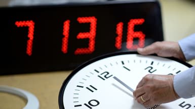 Un employé ajuste une horloge, le 20 mars 2015 à Nantes. (Photo d'illustration)