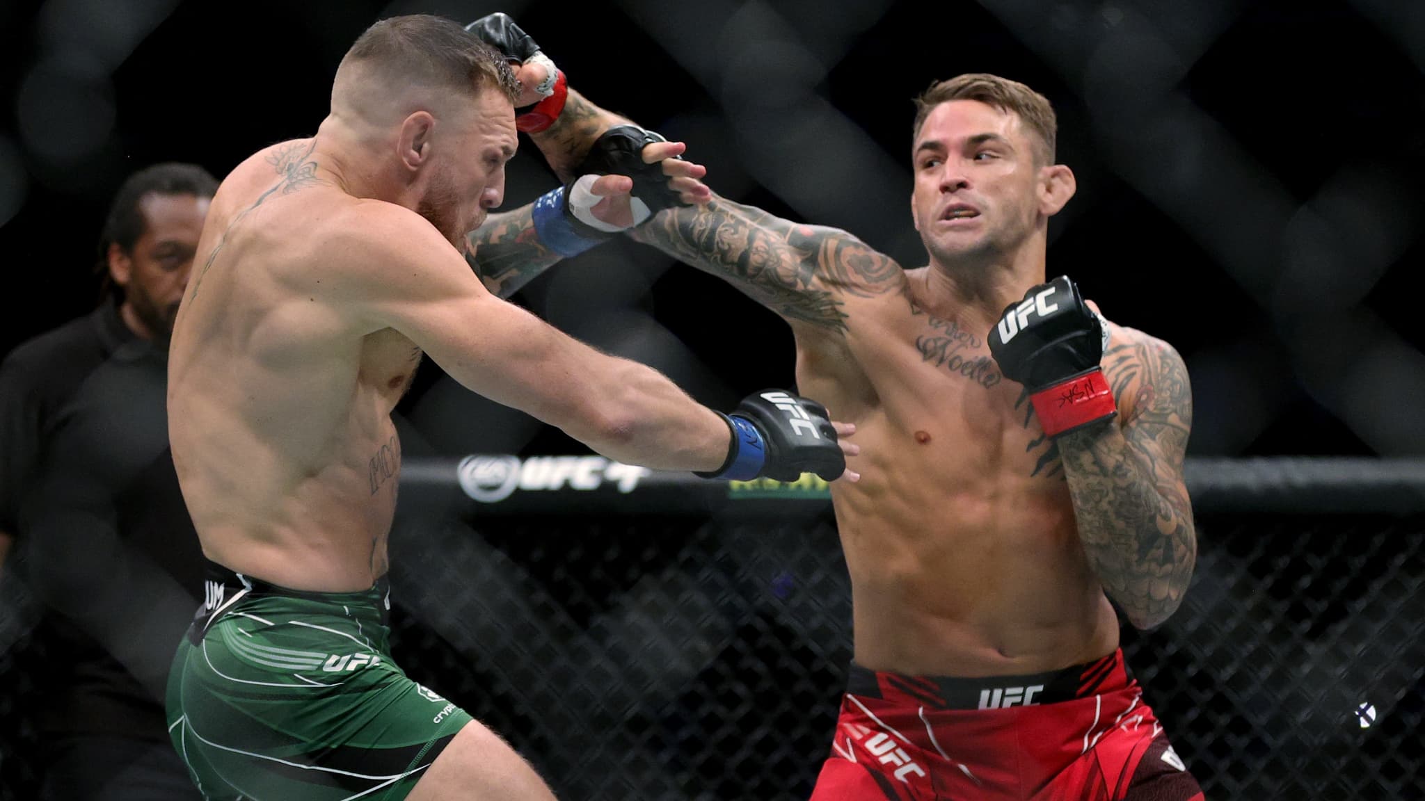 Dustin Poirier (de face) lors de son troisième combat contre Conor McGregor en juillet 2021