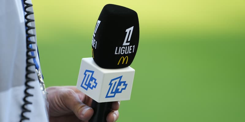 Un micro de Ligue 1+ en marge d'un match du championnat de France, le 17 août 2025