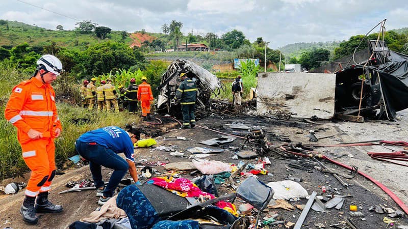 Brésil: un accident de car suivi d'un incendie fait 32 morts