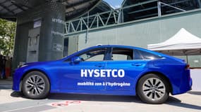 Un véhicule hydrogène lors d'une présentation dans une station de distribution d'hydrogène Hysetco, à Paris, le 14 juin 2023 (photo d'illustration).