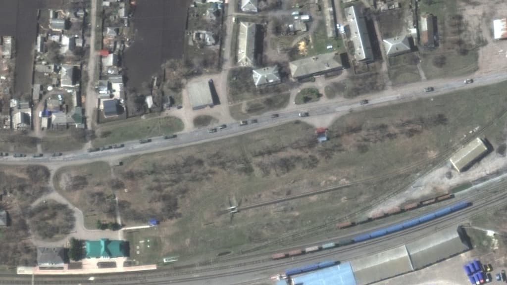 Une image satellite montrant un convoi militaire traverser la ville de Velykyi Burluk, à l'est de l'Ukraine. Une image satellite montrant un convoi militaire traverser la ville de Velykyi Burluk, à l'est de l'Ukraine.