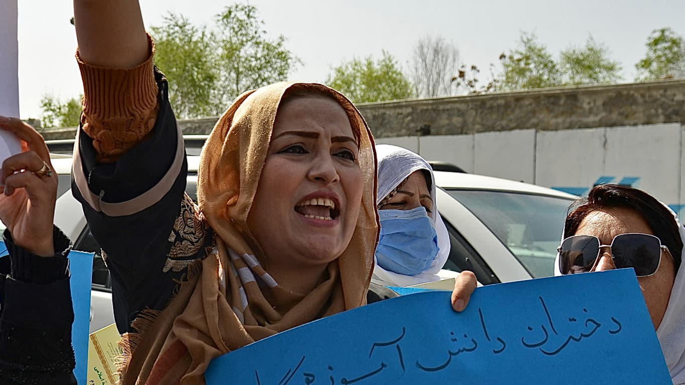 Une vingtaine de femmes et de filles ont manifesté à Kaboul, le samedi 26 mars 2022 