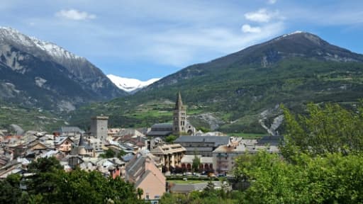 Vue de la ville d'Embrun, dans les Hautes-Alpes, le 26 mai 2013.