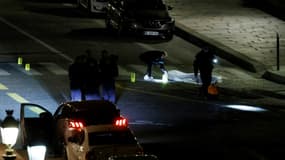 Des enquêteurs sur le Pont-Neuf où des policiers ont tiré sur une voiture qui a tenté de les percuter, tuant deux personnes, le 25 avril 2022 à Paris