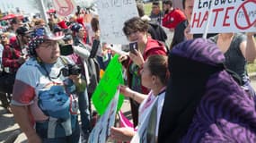 Des supporters et opposants à Donald Trump s'affrontent verbalement en marge d'un meeting dans le Wisconsin, le 29 mars. 