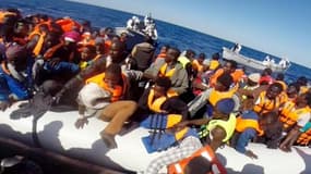 Capture d'écran d'une vidéo fournie le 2 mai 2015 par les garde-côtes italiens de migrants secourus en Méditerranée