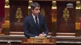 Gabriel Attal en réponse à Fabien Roussel: "Je préfère bomber la torse qu'être à plat ventre devant la Russie"